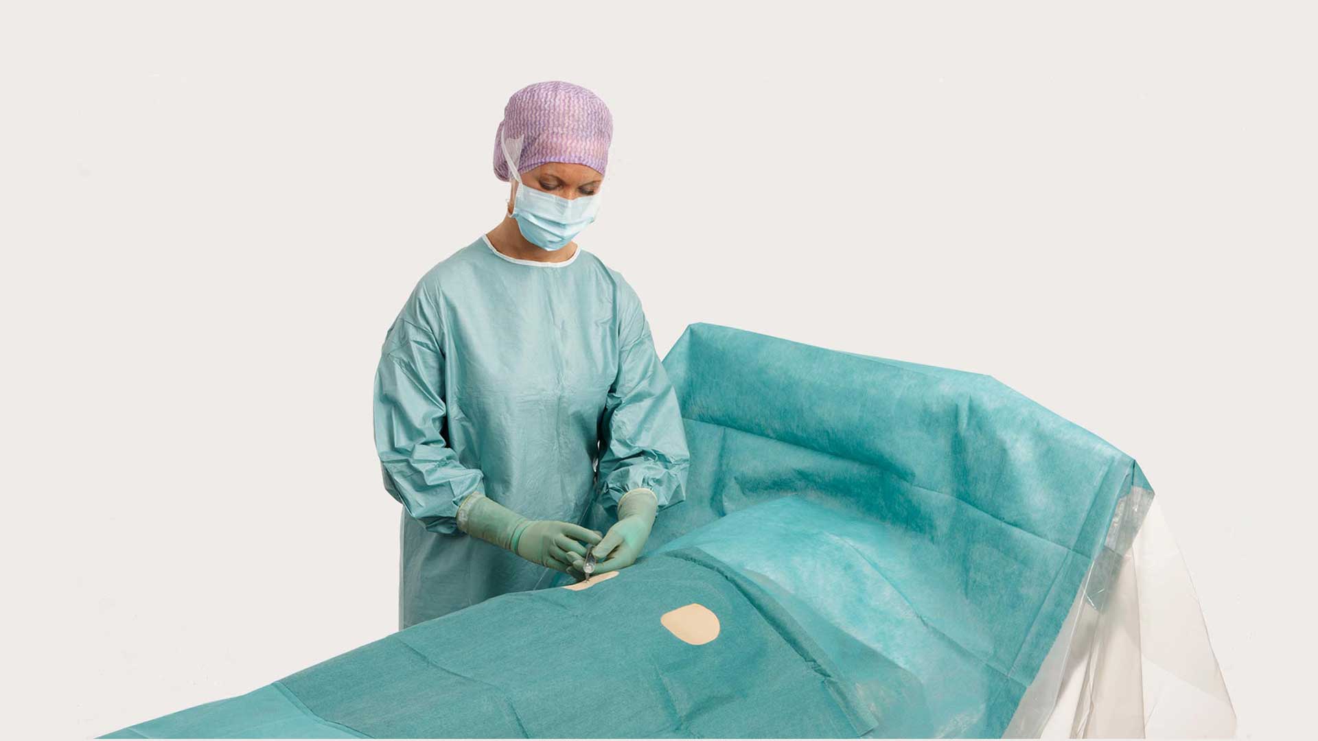 műtéthez BARRIER angiográfiás lepedőt használó sebész
