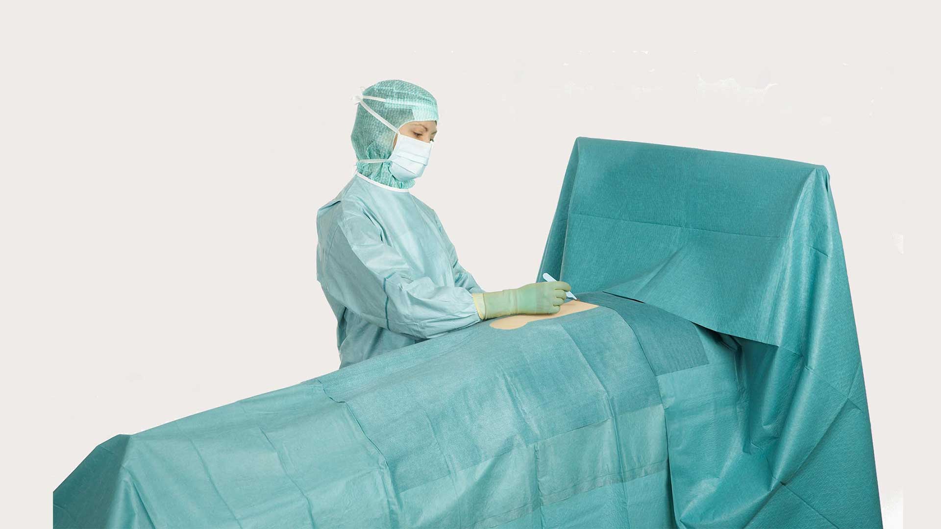 BARRIER általános hasi műtétekhez tervezett lepedőt használó sebész műtét közben