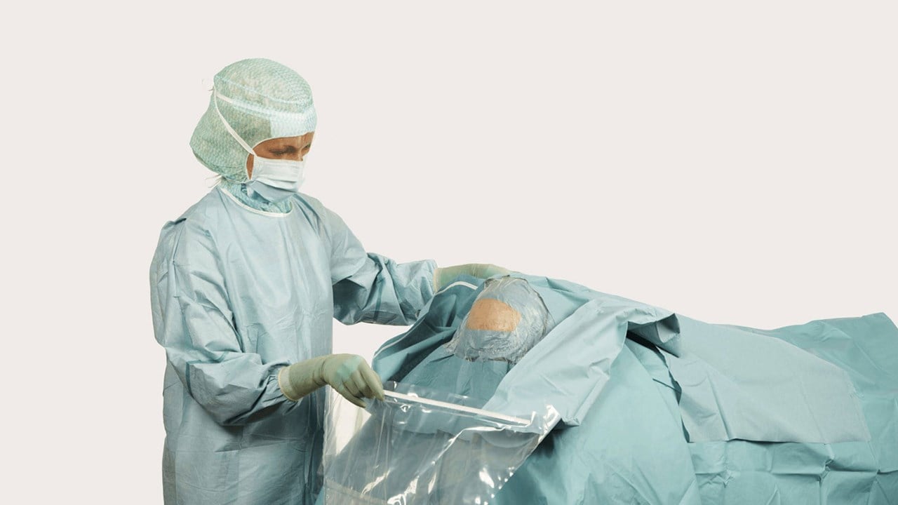 BARRIER idegsebészeti lepedőket használó női sebész