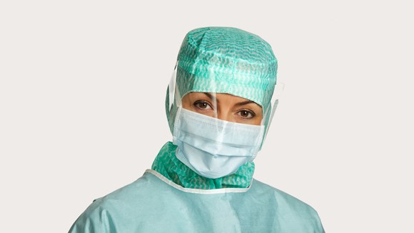 Extra védelmet nyújtó BARRIER sebészeti maszkot viselő klinikus