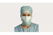 speciális BARRIER sebészeti maszkot viselő klinikus