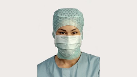 speciális BARRIER sebészeti maszkot viselő klinikus