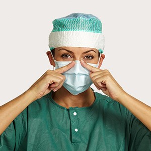A gumis műtéti maszk felhelyezésének 3. lépése