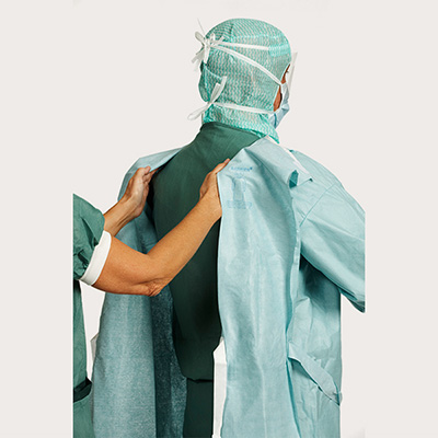 Sebész és a partos műtősnő bemutatja a kabát felvételének 4. lépését