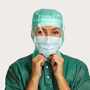 A szemvédős műtéti maszk felhelyezésének 7. lépése