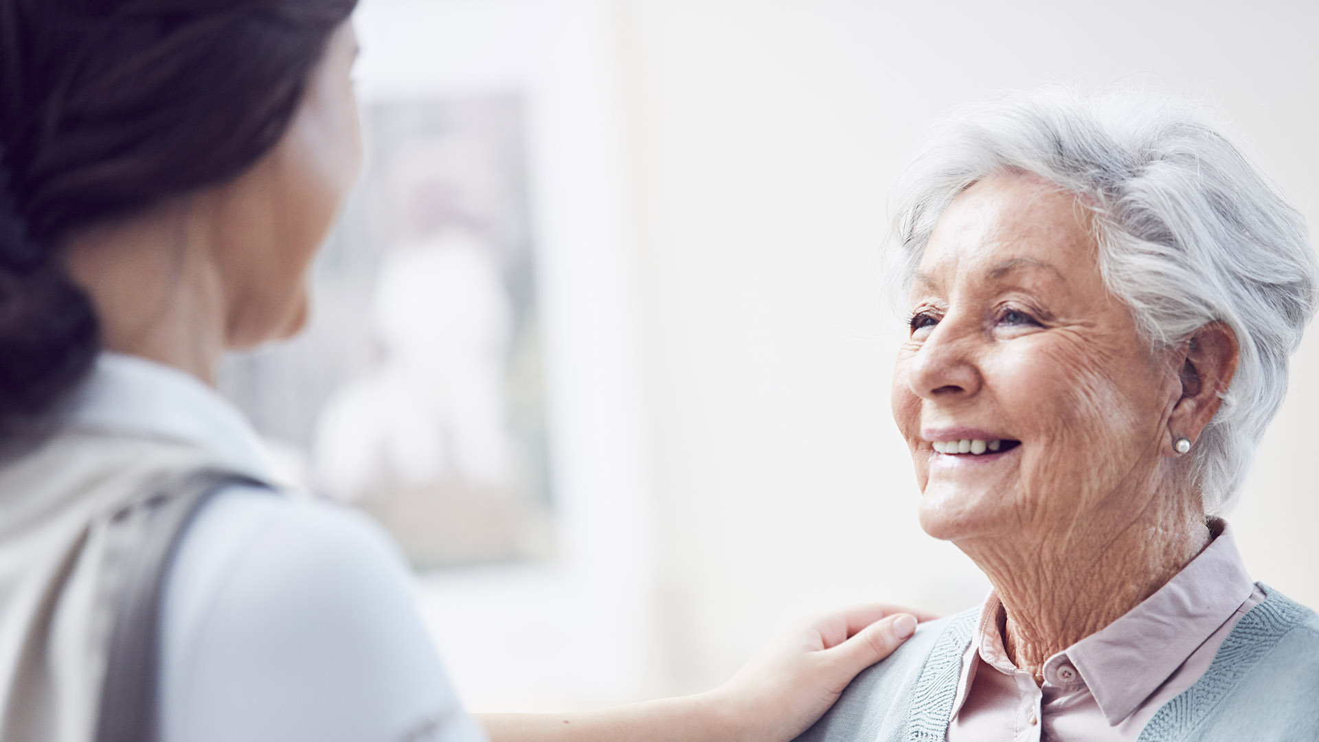 Professionnel de la santé avec une femme âgée