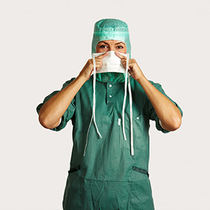 A kötős műtéti maszk felhelyezésének 1. lépése