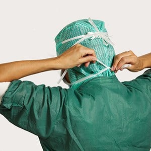 A szemvédős műtéti maszk felhelyezésének 6. lépése