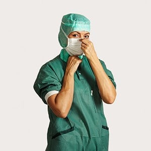 A kötős műtéti maszk felhelyezésének 4. lépése